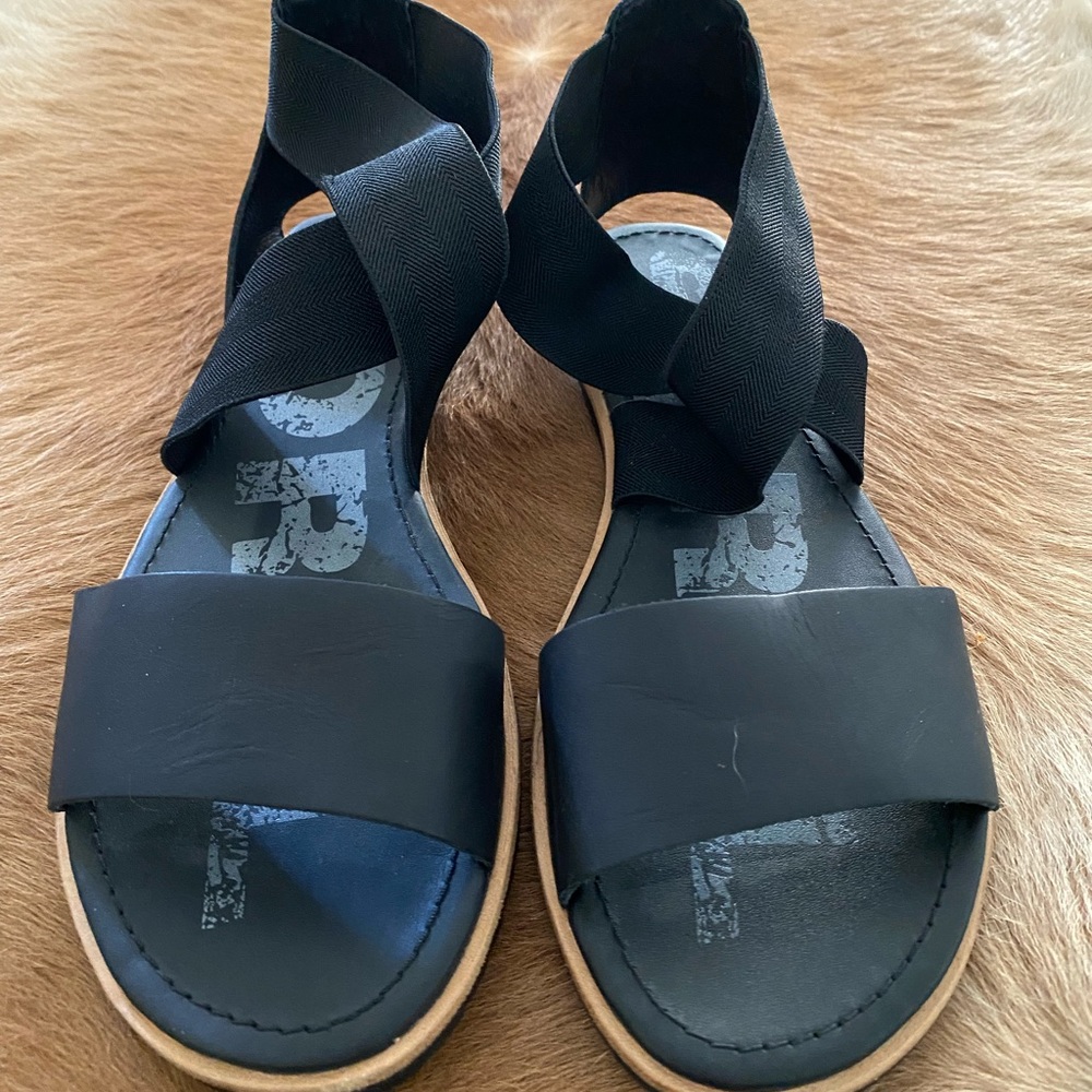 Sorel sandals (like new)